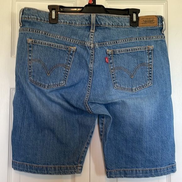 Women’s Levi 515 shorts sz 16. Front & back pockets 10” inseam 38” waist - Picture 4 of 6